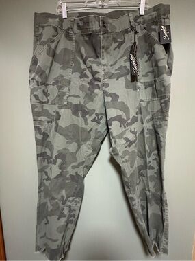 Woman’s size 22 Cargo Pants Ankle Length Raw Edge NWT